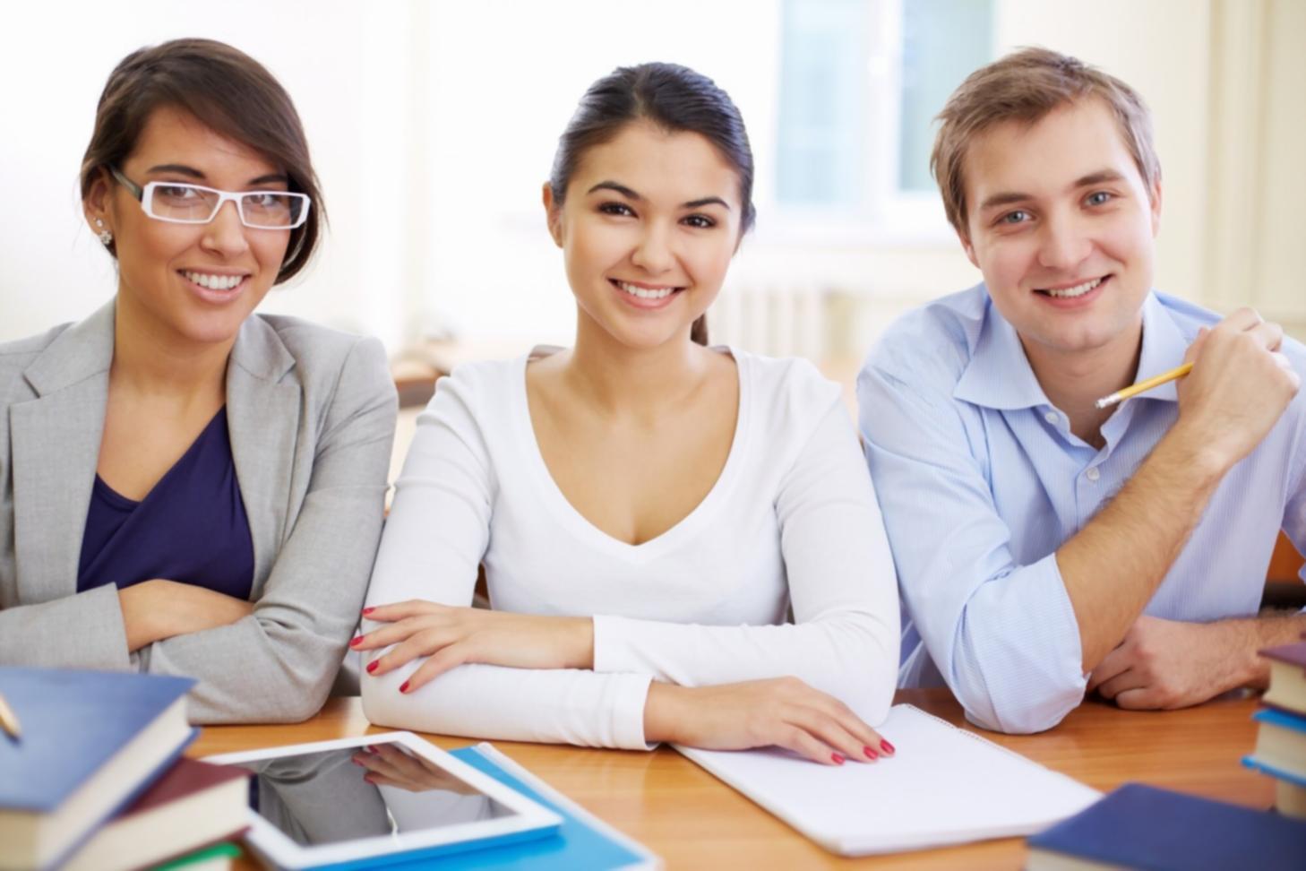 Session de travail lors d'un événement vesparionex avec participants analysant des données financières